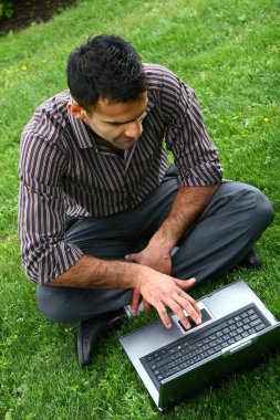 Gülümseyen genç ve çekici iş adamı