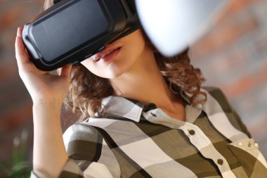 Teknoloji. VR kulaklıklı hoş bir kadın.