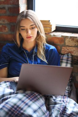 Yaşam tarzı. Yatakta güzel bir kız.