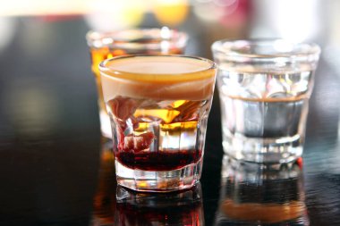 Barda, cam bir masanın üzerinde çeşitli pozlar. 