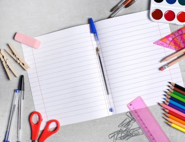 Aletler. Masadaki kırtasiye malzemesi