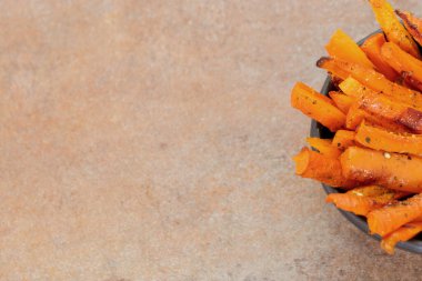 Fast food. Masada patates kızartması var.