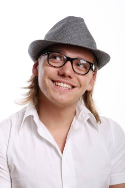 gülümseme ile çekici bir genç adam