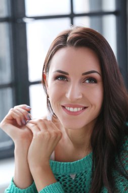 Yeşil kazaklı güzel kadın.