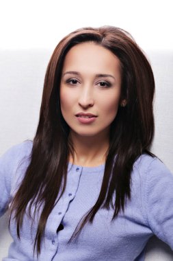 Beyaz arka planda bir kadın