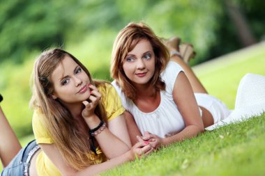 iki güzel kız bir parkta bir pikniğe eğleniyor