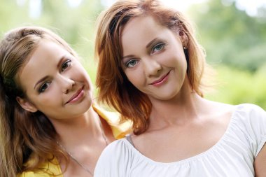 güneşli bir günde parkta takılıyorum iki kız arkadaşım