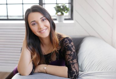 Evde poz veren sevimli esmer kadın.