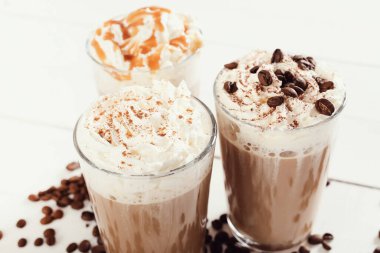 İçelim. Masada kahve frappe 'ı var.