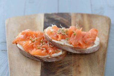 Yemek, atıştırmalık. Somonlu lezzetli sandviç.