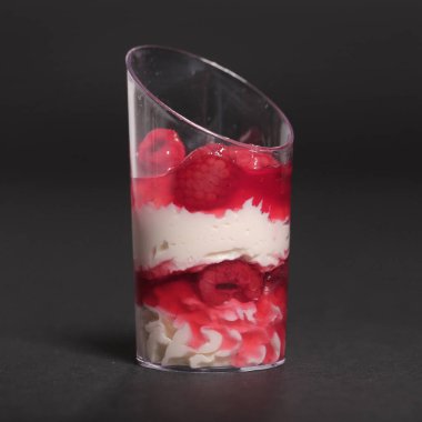 Aperatif. Bardaktaki lezzetli tatlı.