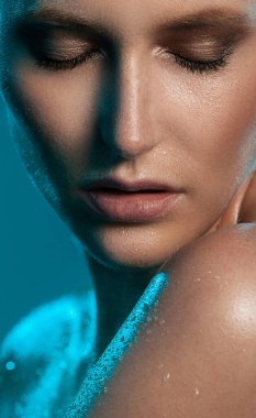 Gerçekten seksi bir kadın saf doğal görünüşünü gösteriyor.