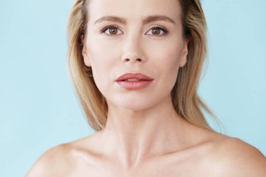 Mavi arka planda güzel bir kadın