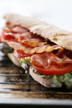 Lezzetli, uzun pastırmalı sandviç.