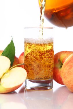 Beyaz arka planda taze ve soğuk elma suyu