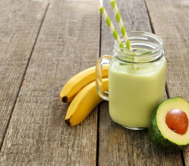 Avokado ve muzdan yapılmış lezzetli bir smoothie.