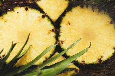 Tahta bir masada ananas.