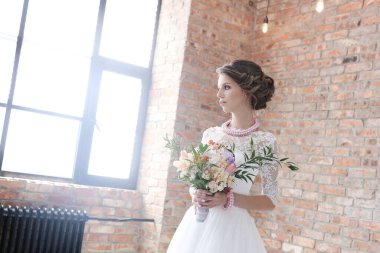 Gelinlik içinde güzel gelin