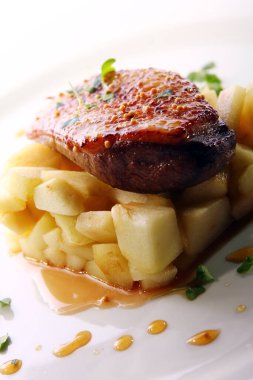 Izgara et, patates ve gurme usulü servis edilir.