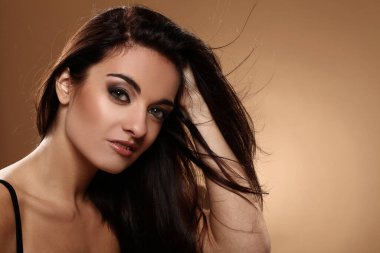 gece makyajı kahverengi zemin üzerine ile güzel esmer