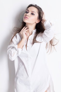 güzel şehvetli genç kadın erkek gömlek beyaz zemin üzerine