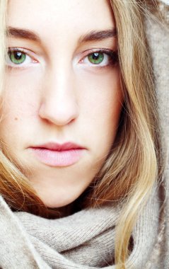 Beyaz arka planda poz veren seksi genç kadın.