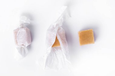 Beyaz arkaplanda tatlı karamel şekerler