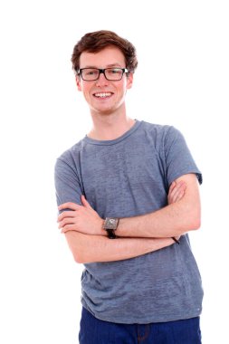 Beyaz arka plan üzerinde gözlüklü genç mutlu adam portresi