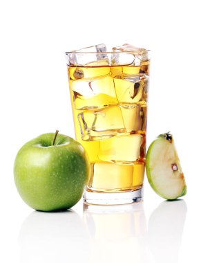 Bir bardak buzlu elma suyu ve beyaz arka planda duran elmalar.
