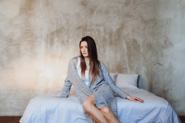 güzel bir kadın yatakta yatıyordu