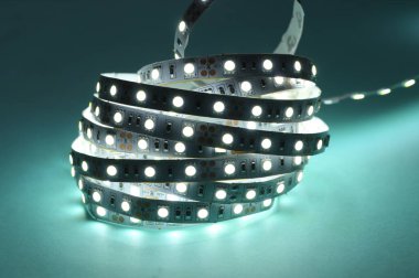 Masanın üzerinde hafif bir kurdele var.