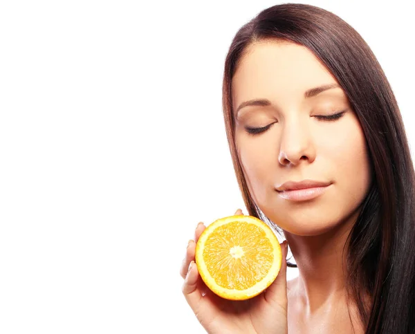 Mulher Bonita Com Laranja Nas Mãos Contra Fundo Branco — Fotografia de Stock