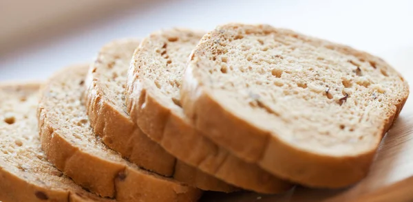 Masadaki Taze Doğal Ekmek Parçaları Kulesi — Stok fotoğraf