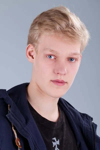 Junge Blonde Kaukasische Mann Lässig Über Hintergrund — Stockfoto