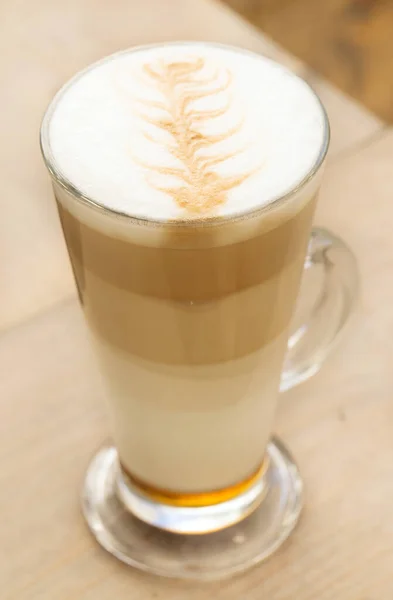 Verre Délicieux Café Froid Avec Mousse Cannelle Sur Une Table — Photo