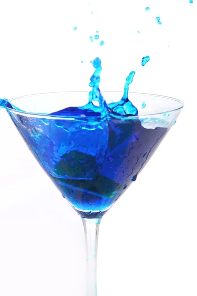 Blauwe Vloeistof Die Martini Glas Wordt Gegoten — Stockfoto