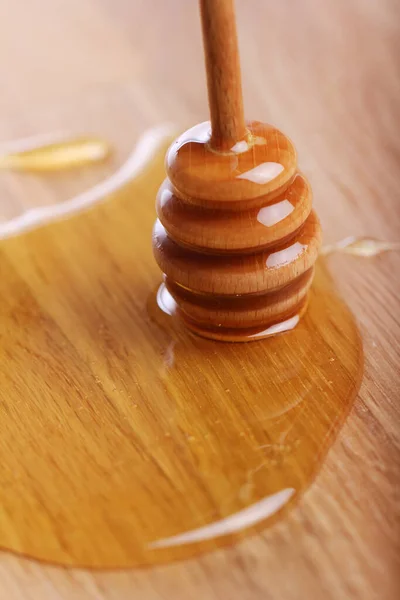 木のテーブルの上で新鮮な蜂蜜 — ストック写真