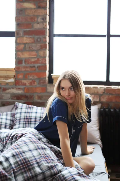 Estilo Vida Chica Encantadora Cama —  Fotos de Stock