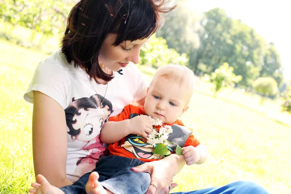 Madre Suo Figlio Che Escono Parco — Foto Stock