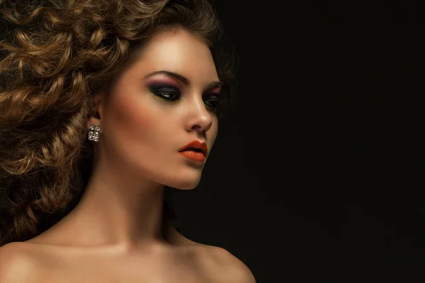 Hermosa Mujer Caucásica Con Rizos Maquillaje Noche — Foto de Stock