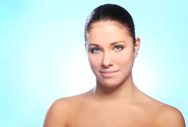 Retrato Mujer Hermosa Con Cara Limpia Sobre Fondo Azul — Foto de Stock