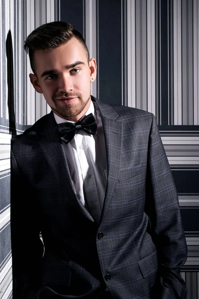 Schöner Mann Mit Bart Dunkler Anzug Und Krawatte Posiert Vor — Stockfoto