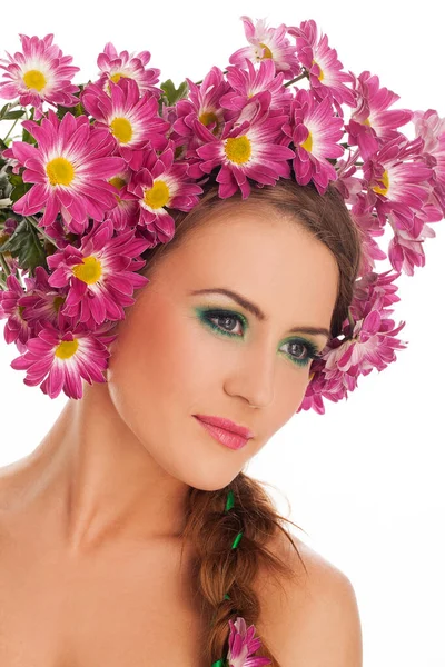 Mulher Bonita Nova Com Flores Seu Cabelo Maquiagem Expressiva — Fotografia de Stock
