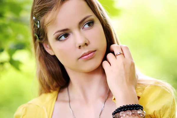 Retrato Uma Menina Adorável Com Belo Sorriso Olhos — Fotografia de Stock