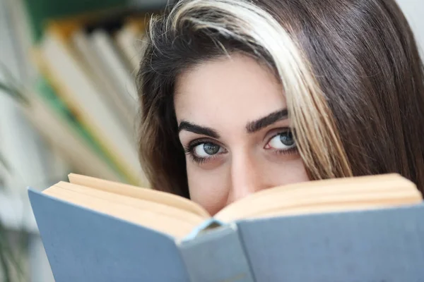 Estilo Vida Educación Chica Encantadora Con Libro — Foto de Stock