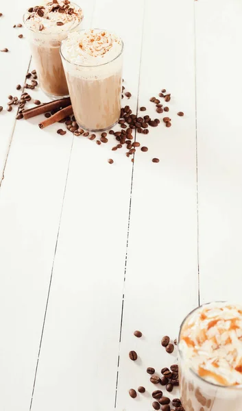 飲んで テーブルの上のコーヒーフレープ — ストック写真