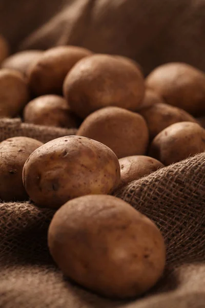 Batatas Não Descascadas Frescas Rústicas Uma Mesa Madeira — Fotografia de Stock