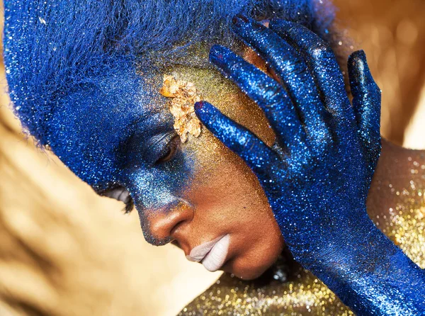 Retrato Uma Mulher Que Está Posando Coberta Tinta Azul Dourada — Fotografia de Stock