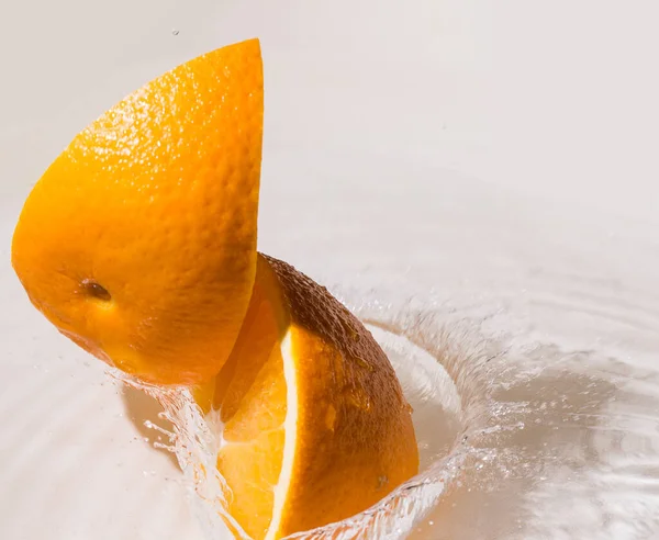 Orangenscheiben Spritzen Ins Wasser — Stockfoto