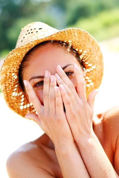 Ritratto Donna Felice Cappello Paglia Sulla Spiaggia — Foto Stock